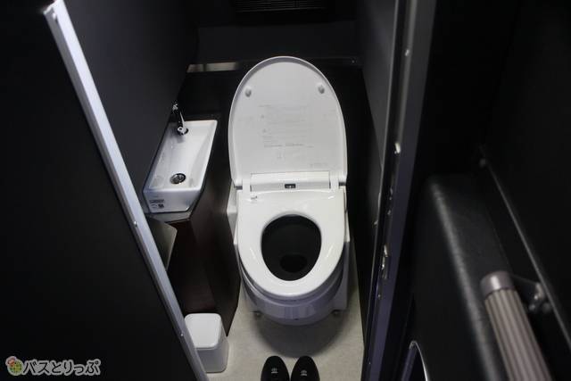 流 どうやって処理する？車両によって違う？知ってるようで知らない、高速バスのトイレ特集！ - YouTube