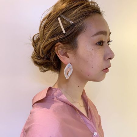 前髪アレンジで簡単イメチェン！ のばしかけでもトレンドヘアになれるスタイル16選Oggi.jp