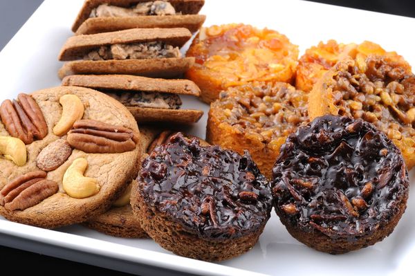 残業をする女性と差し入れをする男性 10179017246 の写真・イラスト素材アマナイメージズ