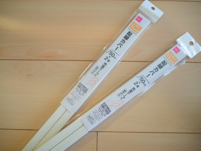 100円ショップのアイテムを使って コンセントを上手に目隠し👀👆✨ . 使うのは折り紙ケース‼️ 裏面をカッターでくり抜き、両面テープで固定すればOK🙆‍♀️ . 配線カバーもあわせて使えば、 スッキリ見えが叶いますよ💕 . @canmiry__ayk .4yuuu掃除マイホーム