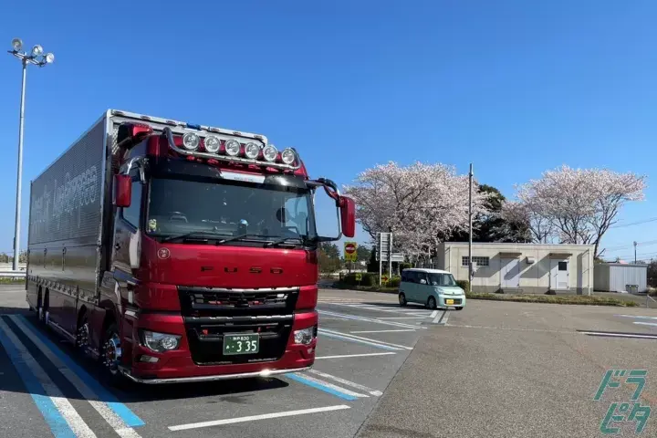 ジェット・ラインです⛄️, この時期は塩カリを落とすため、高圧洗浄機で足回りを念入りに🔫,西日本ジェットライントラックドライバー募集運転手募集福岡求人トラックドライバートラック運転手トラック好きな人と繋がりたい運送会社運送業福岡糟屋郡久山町大型車一般貨物自動車運送事業トレーラー免許取得支援制度大型トラック熊本県菊池郡