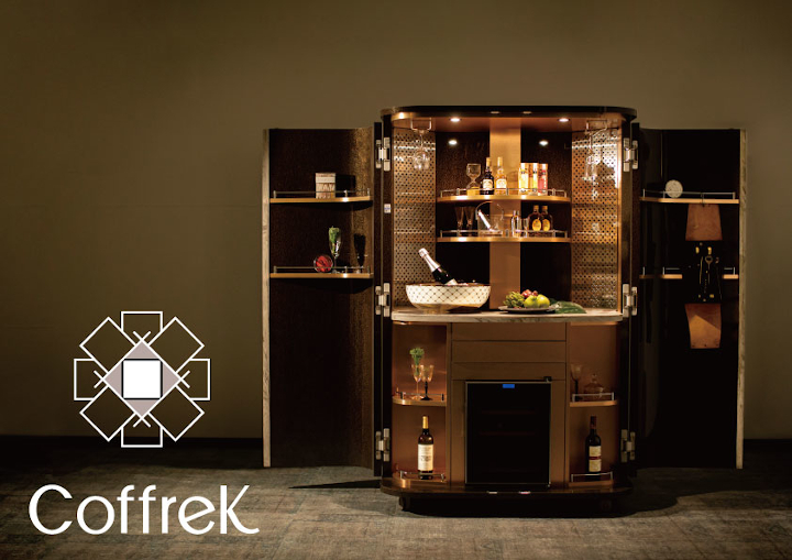 屋内で食べ物や飲み物でいっぱいのミニバー、クローズアップの写真素材・画像素材 Image 184588589