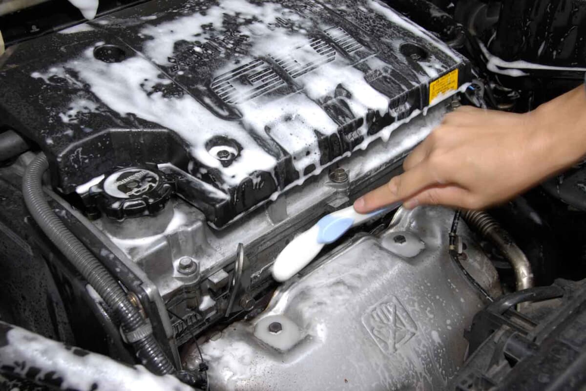 DIY WRXのエンジンルーム内を洗浄します - YouTube