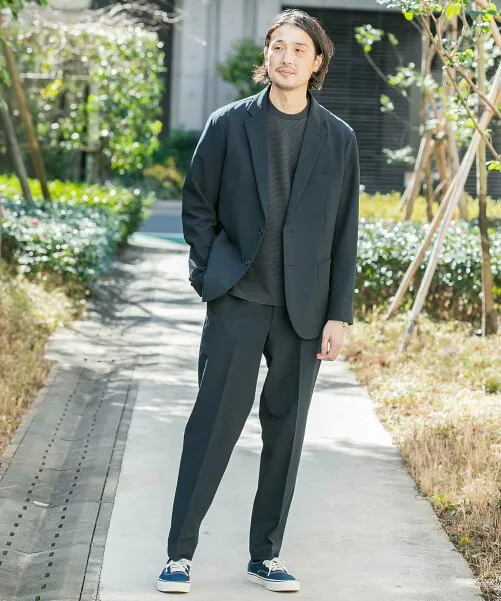 オフィスカジュアル スマートカジュアル メンズ 男性 春 夏 40代 3点コーデセット ネイビー織柄テーラードジャケット×白厚手半袖Tシャツ×黒ストレッチスリムチノパンツメンズファッション ドレスコード ホテル 高級 レストラン 婚活 デート 同窓会 結婚式二次会 映画館