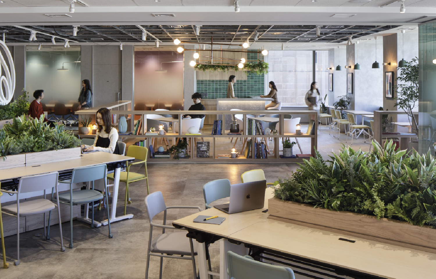 レイアウト事例10選 オフィスレイアウトの考え方とは？座席運用とデスク配置パターンをくわしく解説資料・コンテンツITOKI