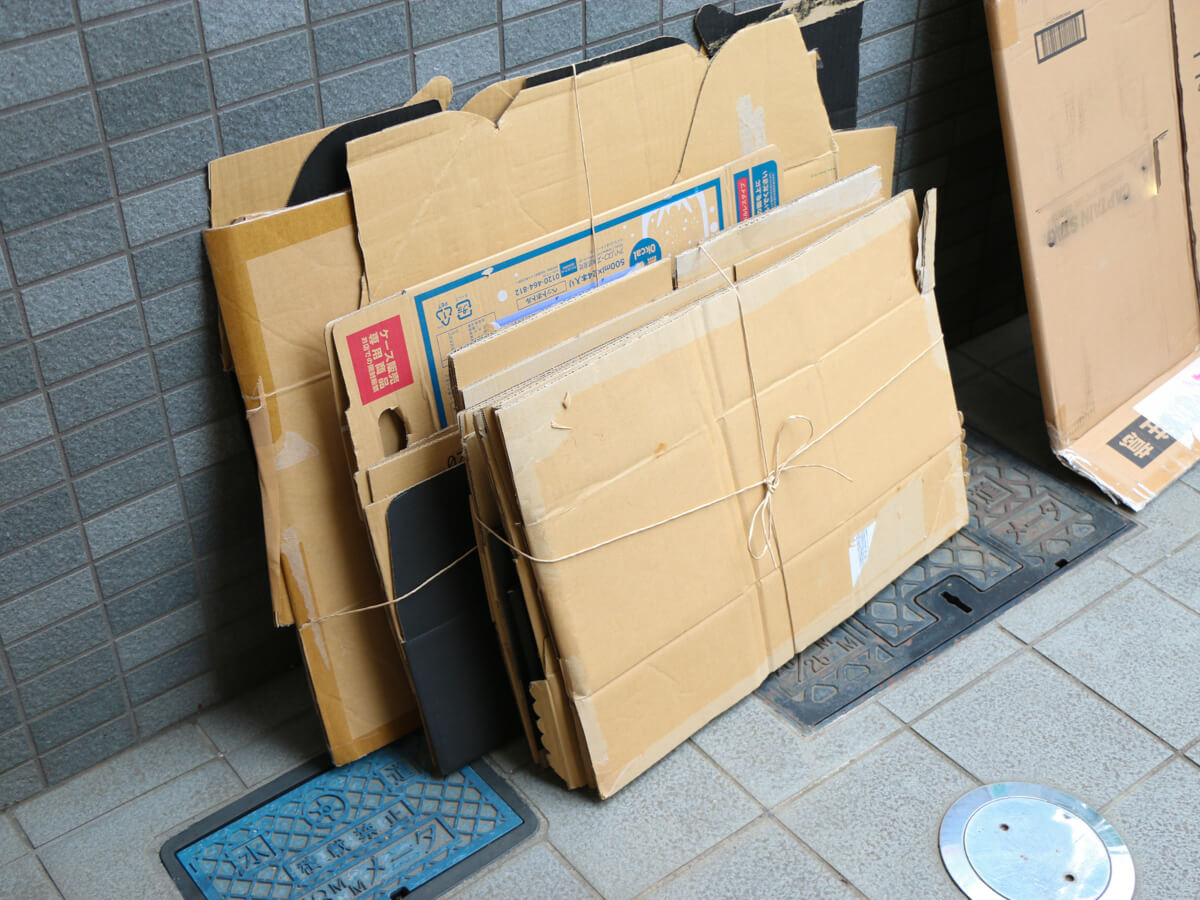 大きい段ボールの縛り方で持ち手を付ける方法！小さく収納できるたの家事らく家事