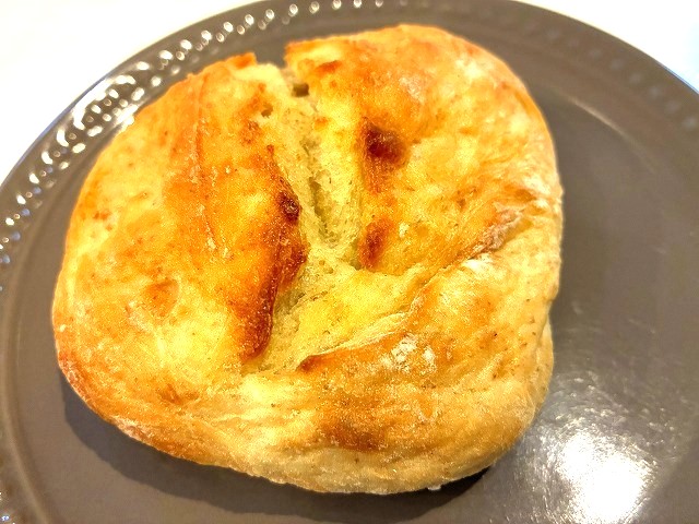今年に入って巡ったパン屋さんを まとめてみました🥐✨ 📍工房日々くの店『ほとりの商店』@koubouhibiku ▶︎北九州市八幡東区河内1-2-4📍涵養堂 かんようどう@kanyodo ▶︎北九州市小倉南区葛原3-5-2 📍もこのぱん@moko_no_pan ▶︎北九州市小倉南