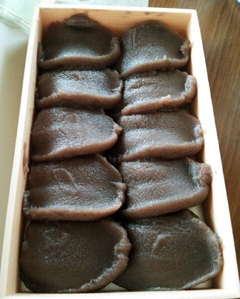 奈良・春木春陽堂の幻の姫餅年間3週間限定のよもぎ風味赤福餅