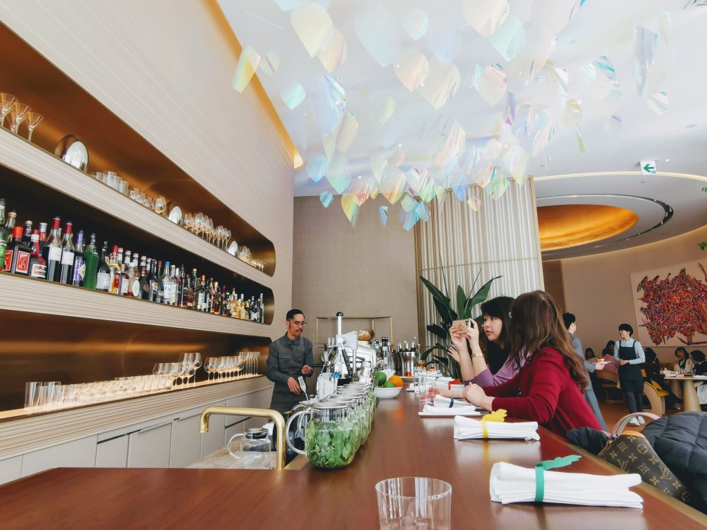 ル・カフェ・ヴィーLE CAFE V＜銀座＞ ルイ・ヴィトン 銀座並木通り店のカフェでハンバーグとデザート - 栗ッピング