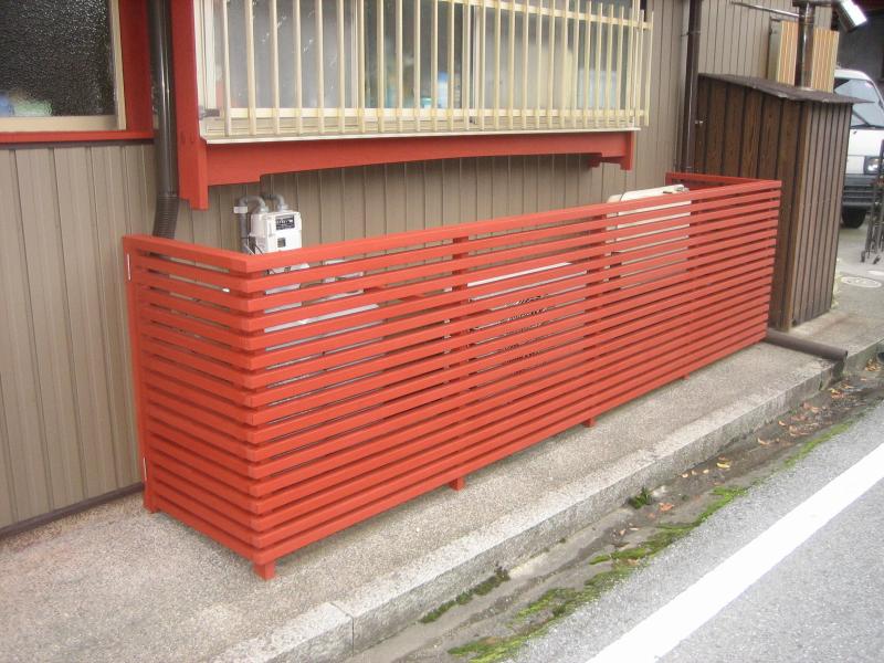 店舗のプロパンガスの目隠しが傷んできていたのを樹脂製のやまと塀ですっきりきれいにリフォームさせていただきました。表の植栽も施工させていただいています。 この度はありがとうございました。 詳しくはホームページのスタッフブログもご覧ください！ ホームページへ