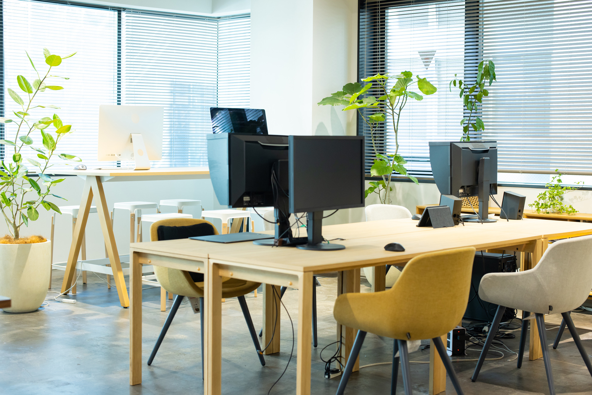 オフィスで立ったまま手軽に仮眠できる！？ 広葉樹合板が手がける「仮眠ボックス」AXIS Webデザインの視点で、人間の可能性や創造性を伝えるメディア