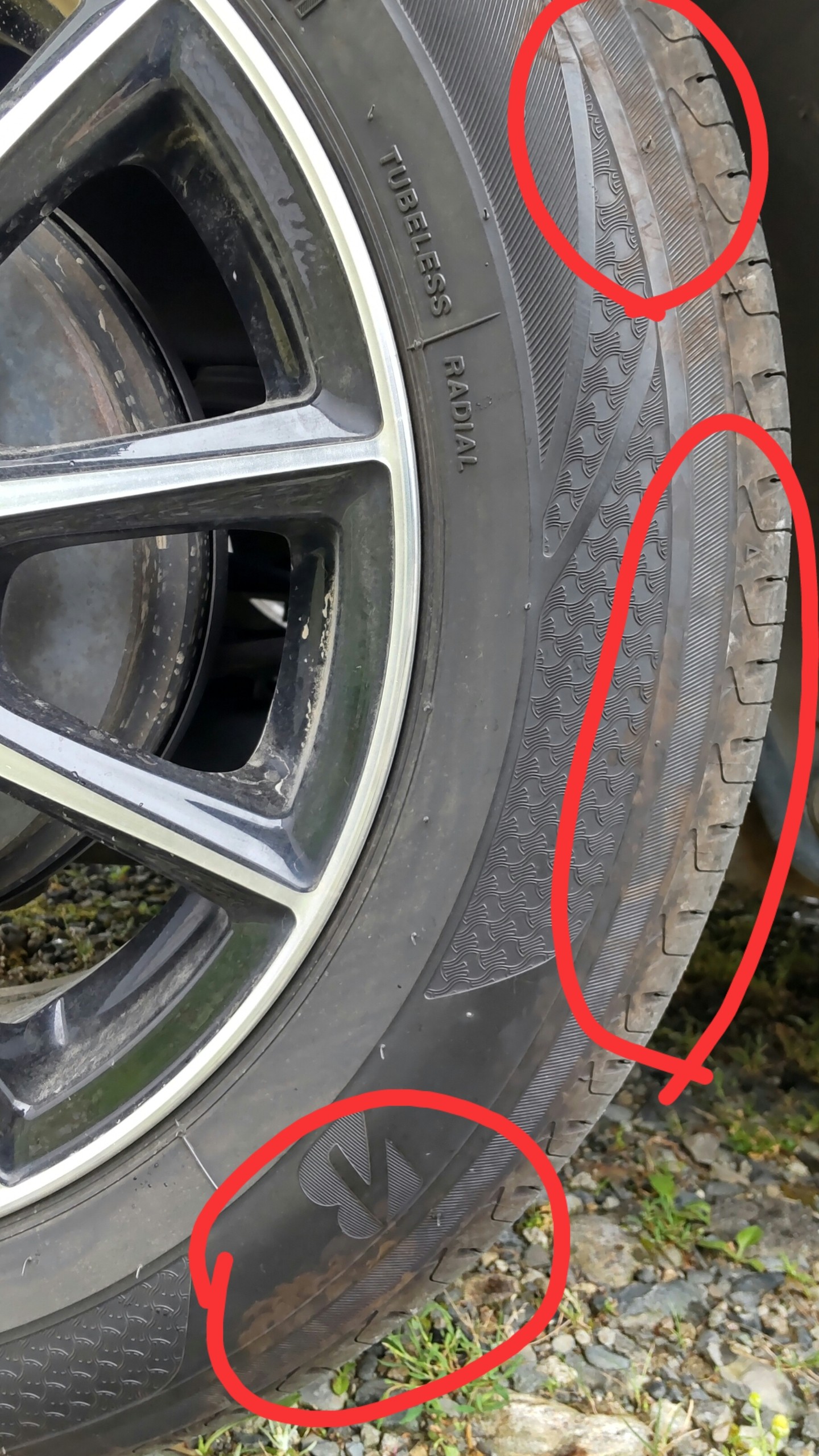 タイヤに付着する茶色の汚れの原因と、その汚れを落とす方法ついて