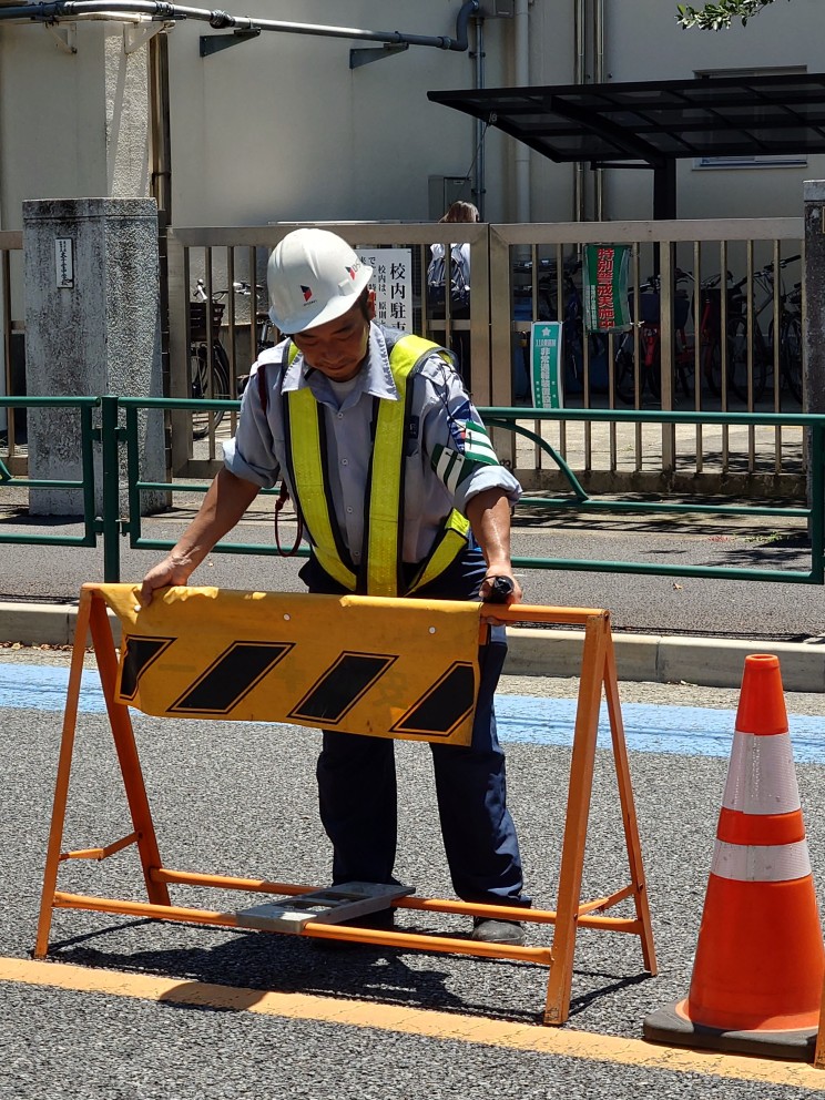 道路工事で交通誘導する作業員のセットのイラスト素材76284332- PIXTA