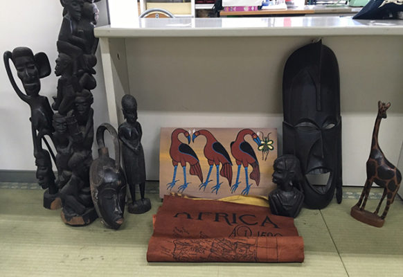 アフリカ民芸品の値段と価格推移は？3件の売買データからアフリカ民芸品の価値がわかる。販売や買取価格の参考にも