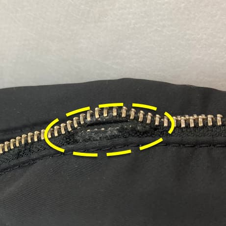 スライダーの外れたファスナーを直す