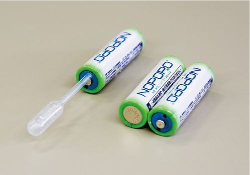 水を入れたコップと乾電池で渦巻きができる・？ - つやまキッズサポート