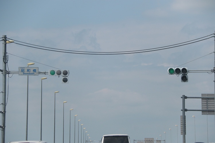 レンズに凹凸!? 厚さ6cm「フラット型信号機」に隠された工夫クルマ情報サイトｰGAZOO.com