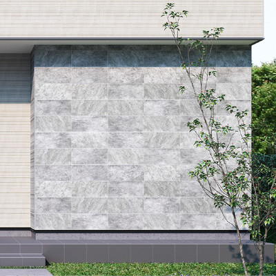 フィエルテのコンクリートをメインにした 重厚感のある外観 建物右奥にある玄関までのアプローチ壁に タイル調のBrickを使って上質なアクセントに同じ外壁を使った方は 「❤️」とコメントしてください！ 投稿以外の施工事例1,300件以上を ホームページに公開中