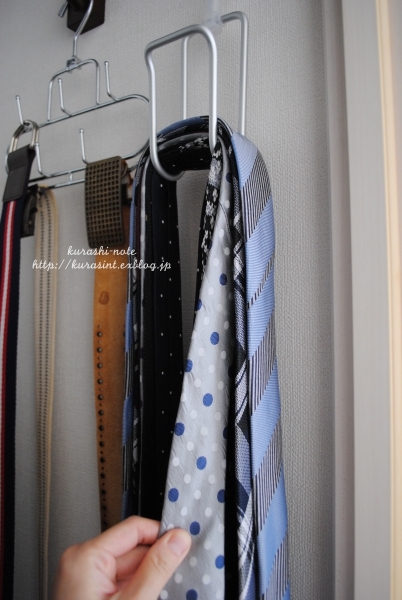 Amazon.co.jp: ベルトハンガー ネクタイハンガー ネクタイ掛け クローゼット ベルト掛け ベルト収納 ネクタイ ベルト スカーフキャミソール ズボン 下着 たっぷり 収納 ハンガー 木製 回転式 すべらない 14本フック掛け ブラック おしゃれ原木色, １４本フック