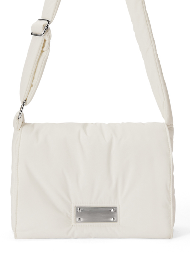 ボリュームあるダウンにはスリムなバックパックを合わせてスッキリ都会的な雰囲気に！＆GP