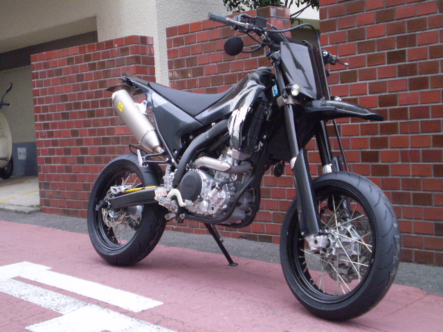 モタードバイクのおすすめカスタム方法＆カスタムパーツ紹介！ - LIVE FREELY