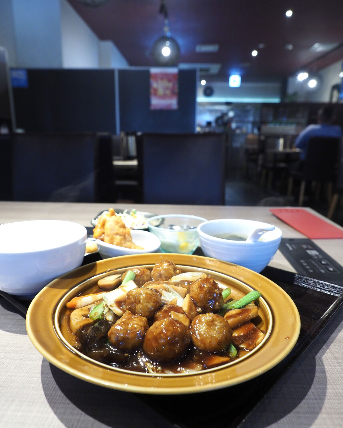 中華料理店のテーブルセッテング風景 10531000921 の写真・イラスト素材アマナイメージズ