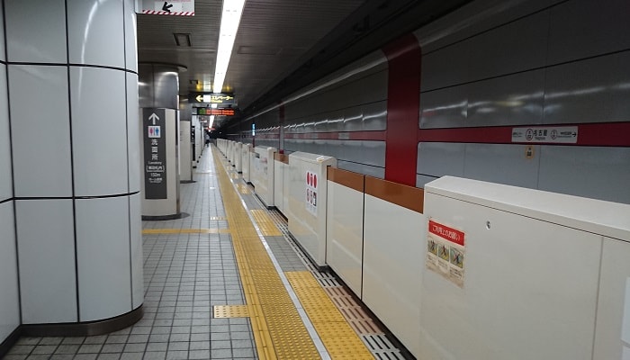 電車から「ホームドア」が降りてきた！？ 東京メトロの設置工事に密着マメ知識鉄道新聞 - 鉄道ニュース・子鉄イベント情報