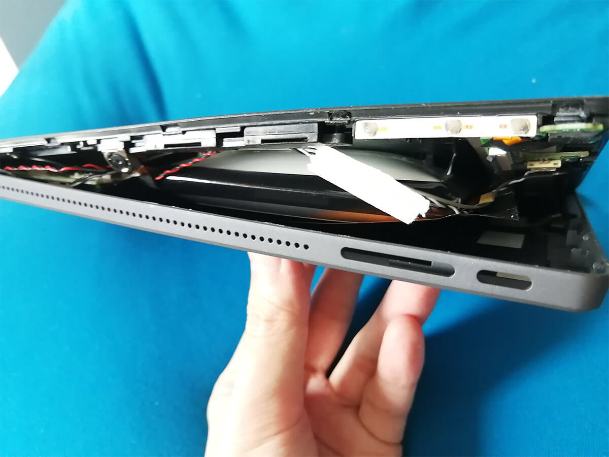 hp社製 Pavillion 15-au126tx のバッテリーがパンパンに膨張したとのこと、新品バッテリーへ交換作業を行わせて頂きました。 -土岐市、多治見市、瑞浪市のパソコン修理専門サービス