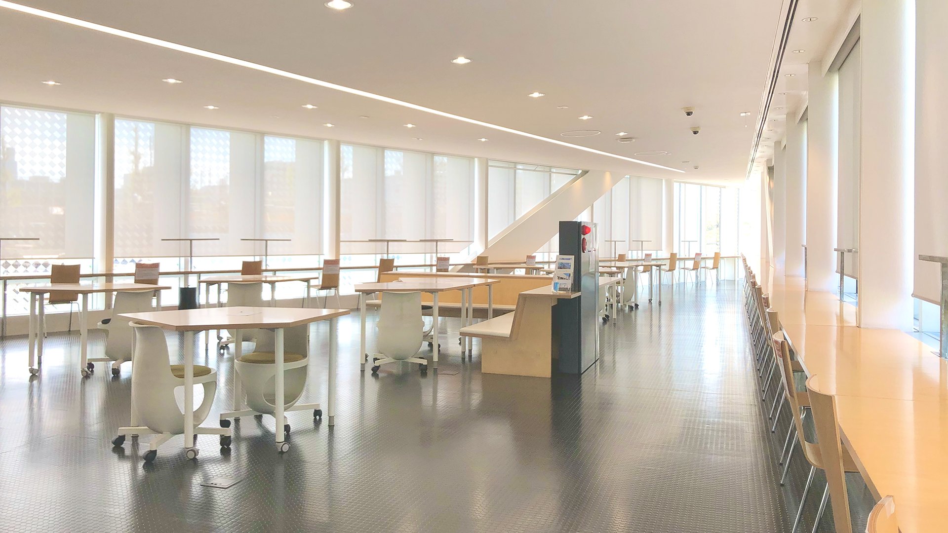 抽象的なぼかしオフィス ミーティング ルーム インテリア背景またはぼやけて背景プレゼンテーションのビンテージ会議ワークスペースを空にして概念をテレビ会議の写真素材・画像素材Image 81689788