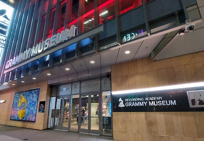 240802 The Hollywood Reporter: BTSの「Yet to Come」ミュージックビデオで着用された衣装が、新しい グラミーミュージアムHybe展示で展示されています : r bangtan