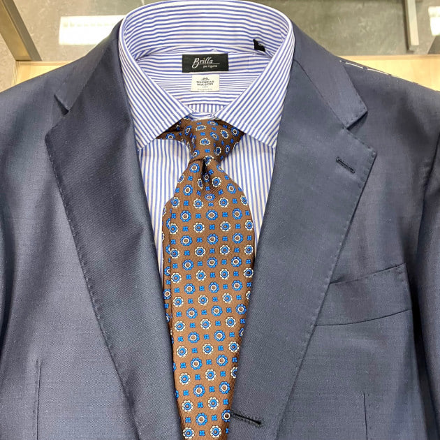 ネイビースーツ×ストライプクレリックシャツ biz19ss_5719のコーディネート例ビジネス・オフィス・スマートカジュアル専門通販