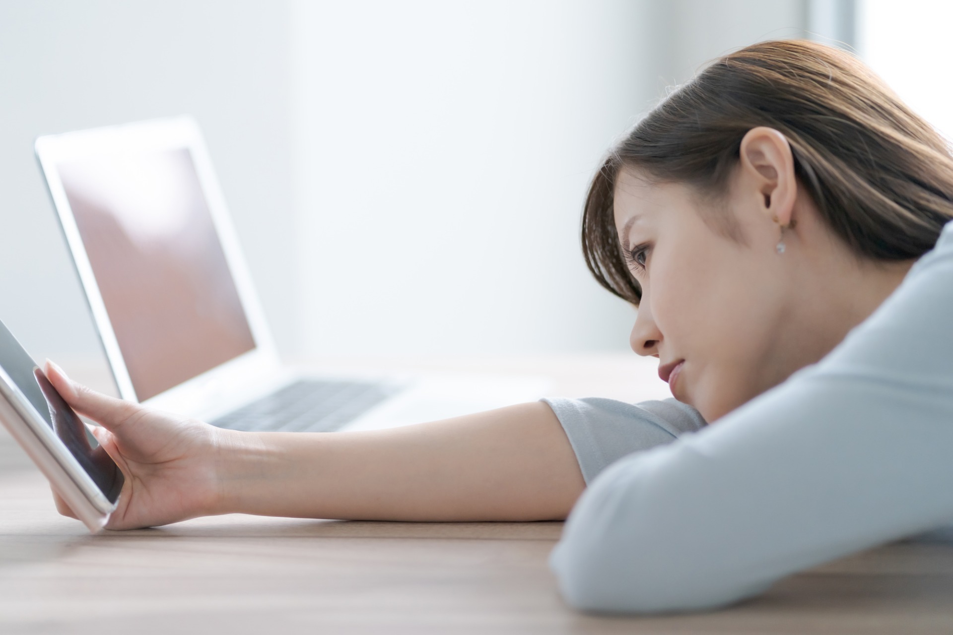 仕事中に強い眠気が起こる原因って？在宅勤務ならではの対策、便利アイテムを紹介