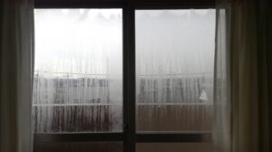 テレビを窓際に置いた時、結露や直射日光で故障の原因になる？窓際に置く場合注意すべきテレビのレイアウトは！クラの井戸端会議