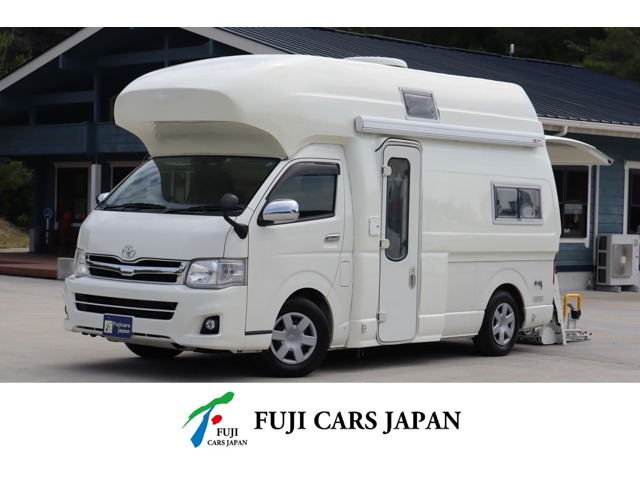 今回はキッチンカーでなくハイエース の 車中泊 仕様を制作しました。 キャンピングカー ほど大袈裟でなく広い室内で寝泊まり可能に！ オールウッドの温かみのある室内です。ベッドの下には大量の収納スペース。さらに可倒式ベッドですので大きな荷物も楽に入ります