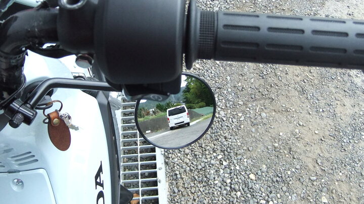 格好悪い」義務化でSUV定番「きのこミラー」なぜ激減？ いまでは一部車種しか採用しない訳くるまのニュース