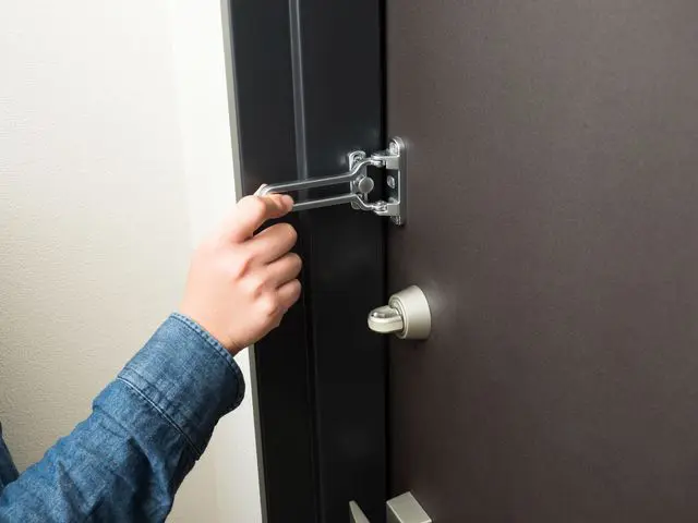 ドアチェーンが勝手にかかった!?外からドアチェーンを外す方法を解説！ - キーレスキューサービス