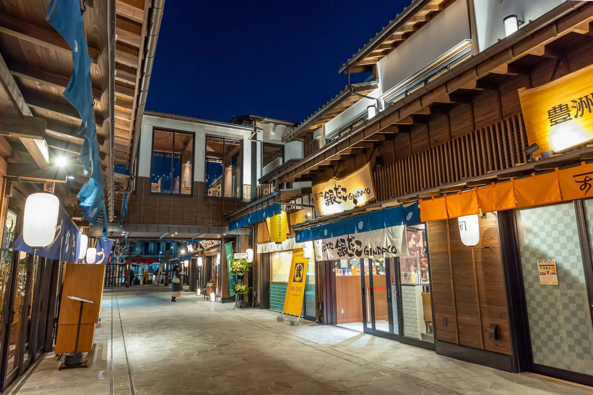 豊洲市場へのアクセス方法：都営バスや電車がおすすめ。豊洲〜市場前駅間のゆりかもめ所要時間はわずか3分。自動車は環状2号線なら築地との差は数分とよすと - 毎日更新！豊洲エリアの今がわかる地域情報サイト