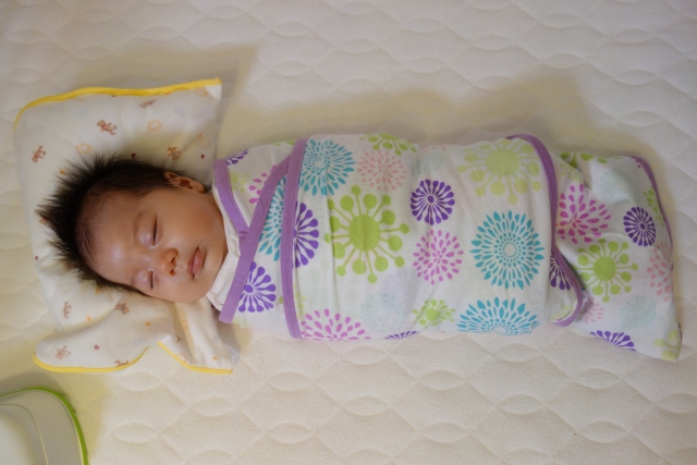 モロー反射とは？いつまで続く？激しい時の対処＆発達障害との関連┃まなべび