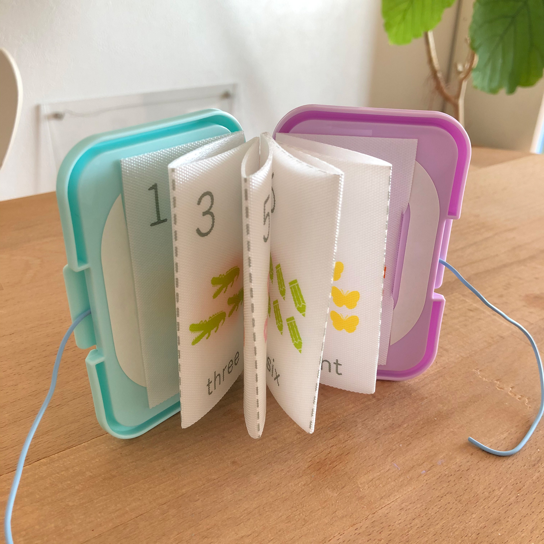 ダイソーで買った「表紙を飾れるブックスタンド」で本棚がスッキリ！New！収納教える．コム