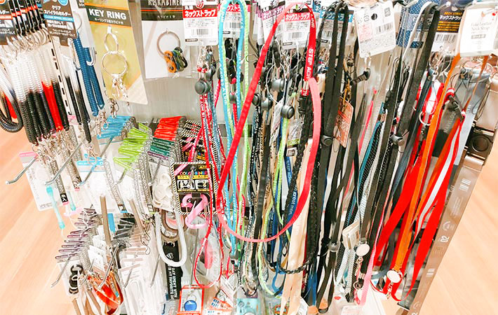 100均ダイソー ストラップ売り場はどこ？ハンドストラップや金具は売ってる