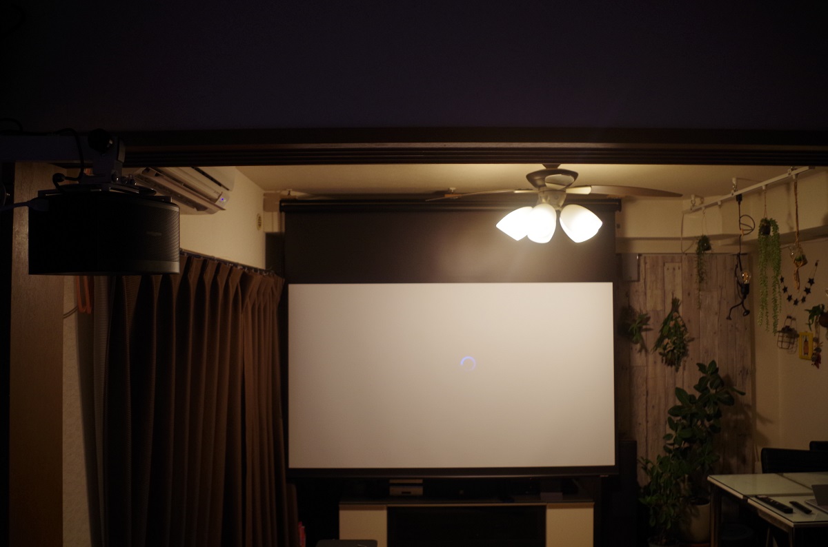 賃貸でもできる！プロジェクタースクリーンをDIYで壁掛け - よしかの半解