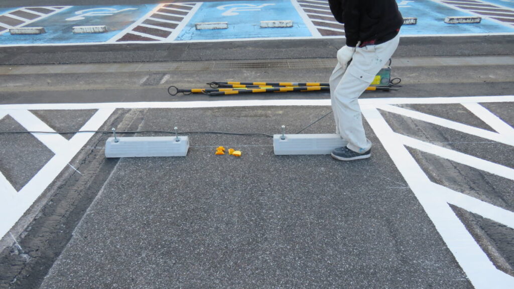 AmazonE-FINDS パーキングブロック 車輪止め ゴムブロック 反射板付き 車止め カーストッパー タイヤ止め 衝突防止 駐車場駐車スペース 輪止め タイヤブロック 車庫 駐車 ガレージ パーキング 固定アンカー付き2本セットタイヤ止め車＆バイク