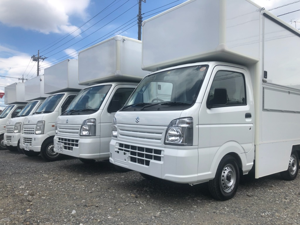 今、進行中のハイエースミドルの車両 キッチンカー、キャンピングカー兼用レイアウトで作っています。レジェッドレックス、遮熱シートの施行をしてから板張りをしました。 板張り後は、L型のアイアンテーブルを作るために、キッチンカー制作の会社にお預けします！楽しみ