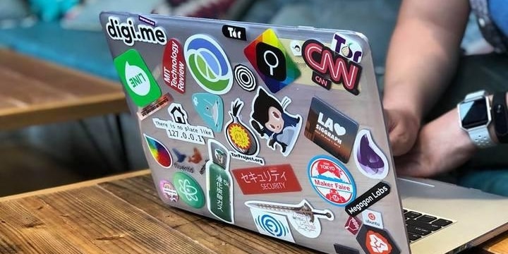 パソコンにつけたシールの簡単な剥がし方