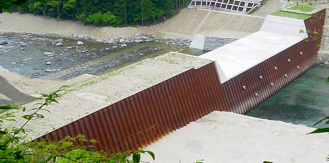 水深の深い大型土のうによる仮締切工の 問題点と解決について