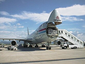 世界初 総2階建て「エアバスA380」貨物型デビュー ポルトガルの航空会社が座席外し乗りものニュース