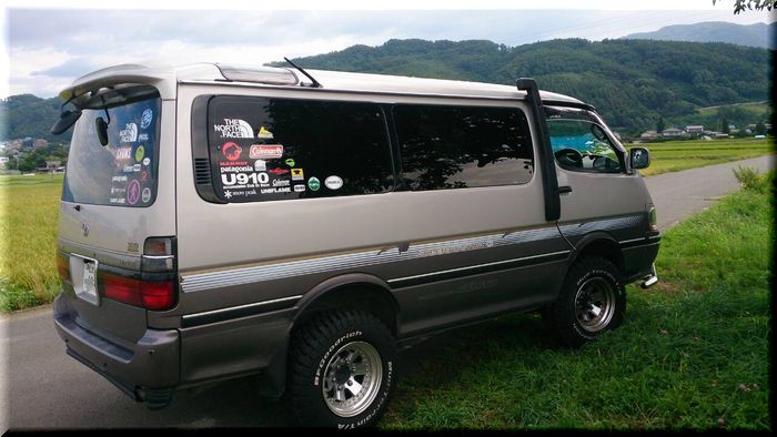 100系ハイエースワゴン後期 色変え、黒バンパーも格好良いけど、純正ツートーン＋デカール＋素ガラス仕様が実は、格好良い！女子ウケは、悪そうですけどね。 純正車高にムッチリサイズのタイヤ、ホイールは、DEAN新作のMexican。 シュノーケルも装着しました。 これで