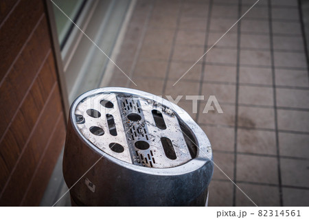 灰皿 コンビニ タバコ 喫煙の写真素材 - PIXTA