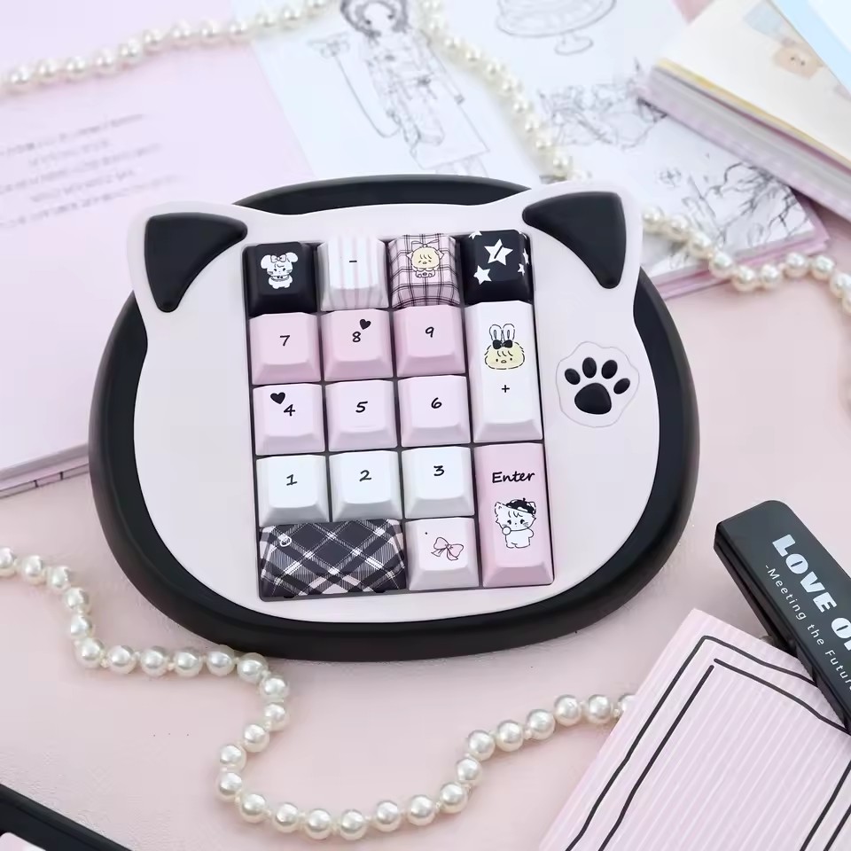 集中してパソコン作業をするかわいいクマのイラスト素材229101496 毎月1点無料 フリー のストックフォト イメージマート