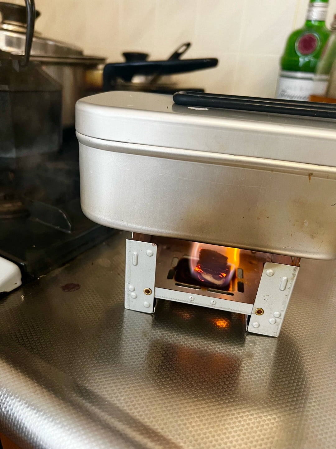 失敗しないシェラカップ0.5合炊飯のコツ！バーナー、固形燃料、アルスト別に手順紹介 – キャンプクエスト